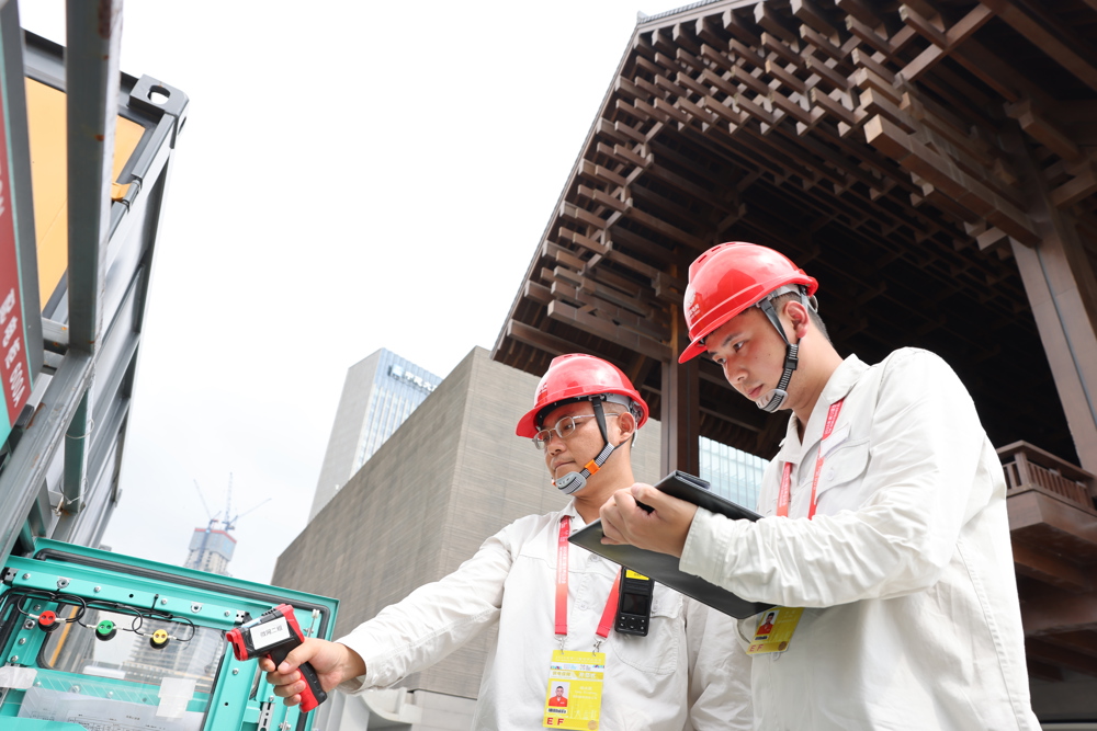 8月7日，世运会开幕式当天，国家电网四川电力（成都高新）连心桥党员服务队队员对户外电力设备进行巡视检查。 冯一哲 摄