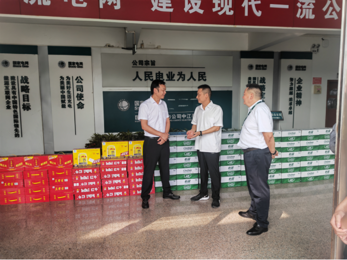 彭显杰“送清凉”慰问高温一线职工629