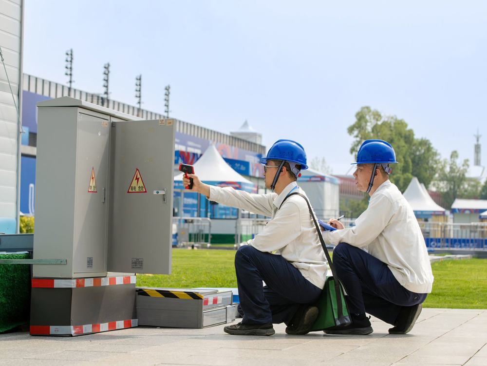 8月15日，国网四川电力工作人员在成都东安湖体育公园保电点对供电设备进行红外线测温、巡视检查工作。 安伟 摄