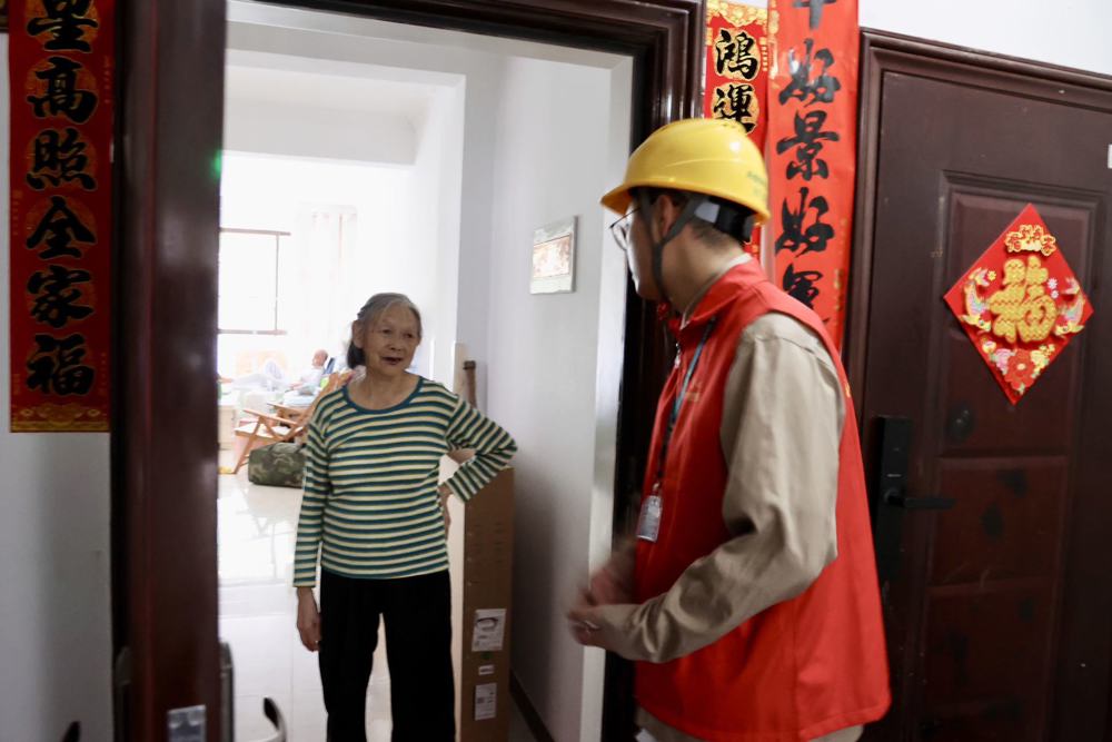 向居民讲解安全用电注意事项（余思佳 摄）