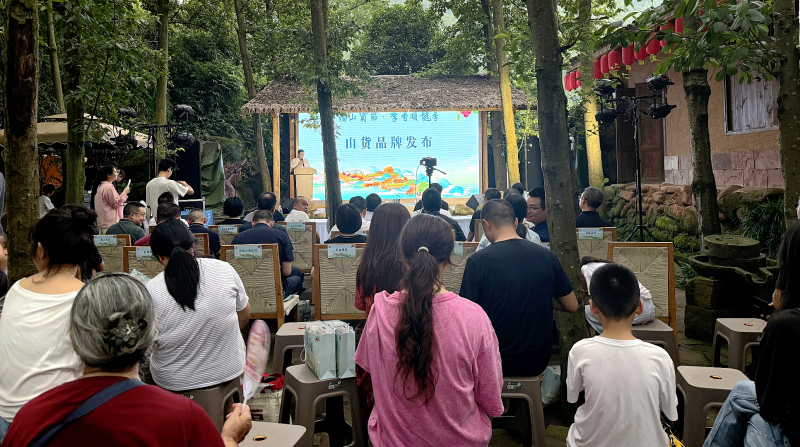 图为活动现场
