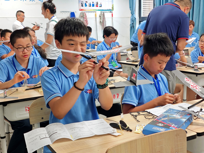 图为小选手在制作模型