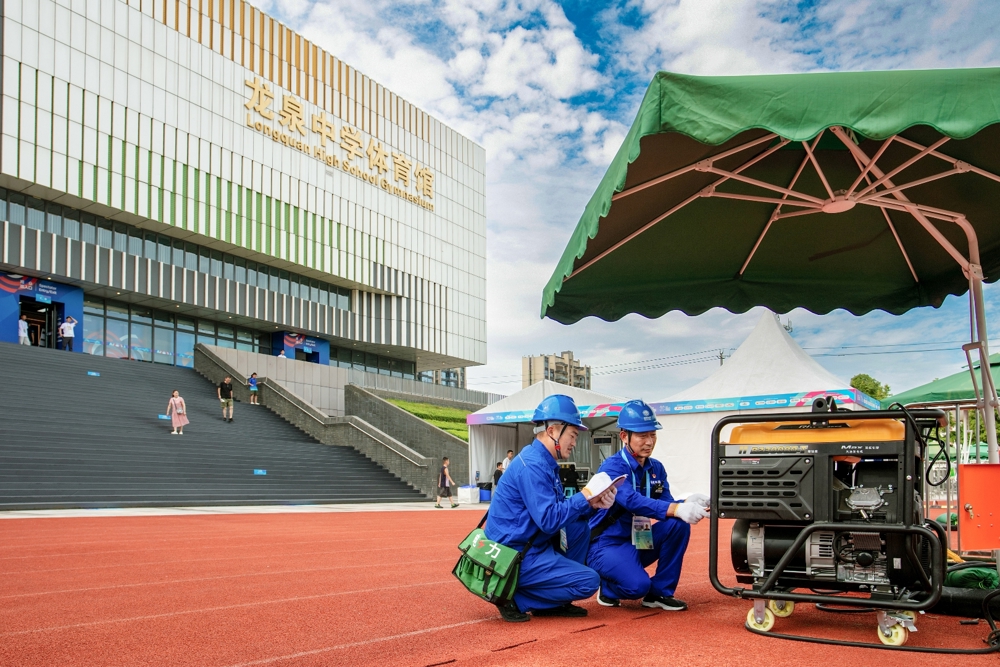 8月11日，国网四川电力工作人员在成都龙泉中学体育馆保电点对供用电设备进行巡视检查。 安伟 摄