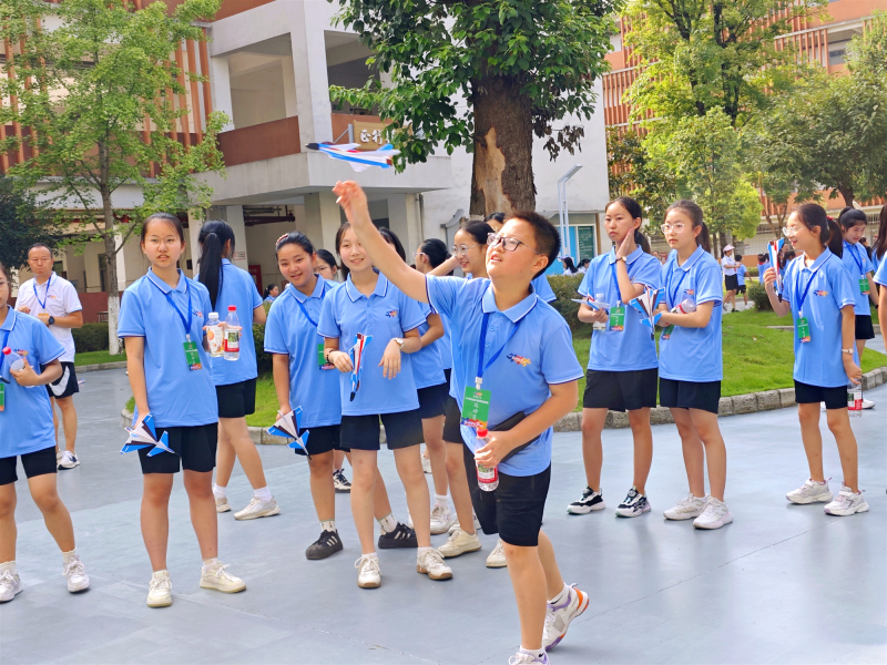 图为小选手在准备中