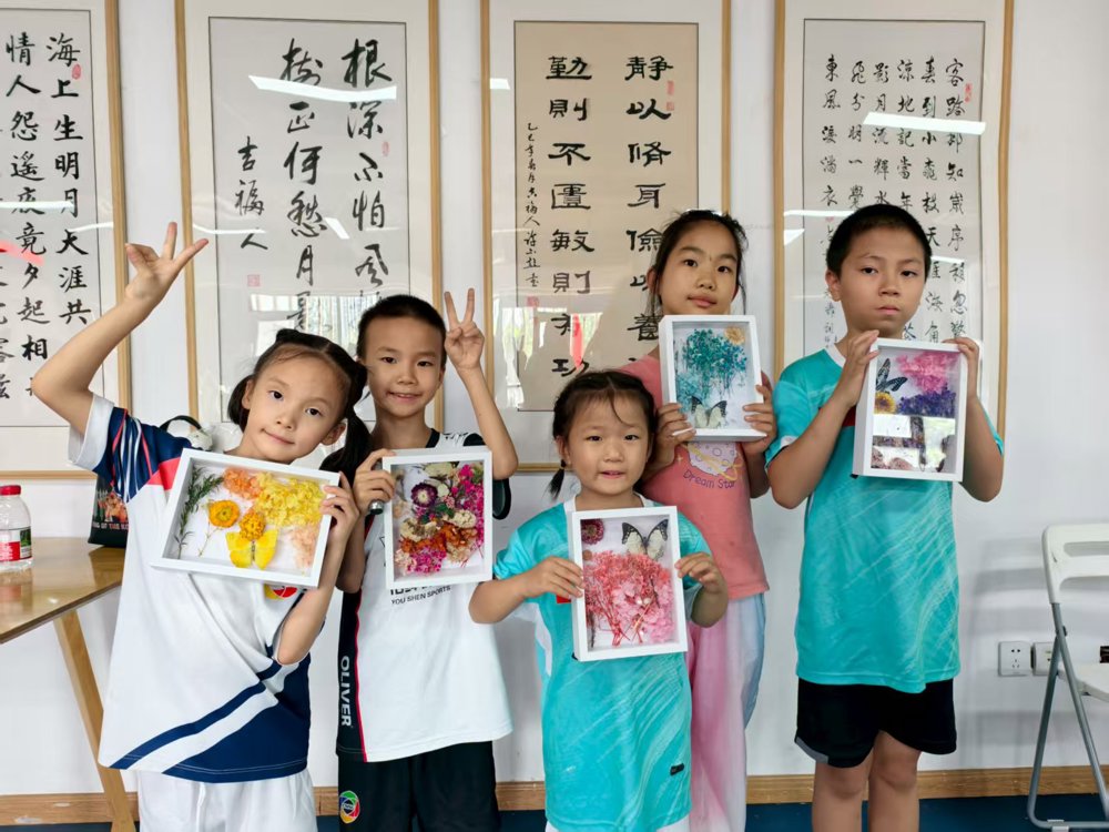 孩子们展示制作的蝴蝶标本（受访单位供图）