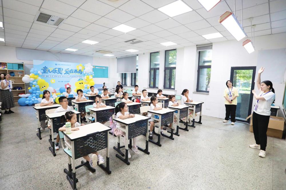 孩子们在托管班上与老师积极互动（受访单位供图）