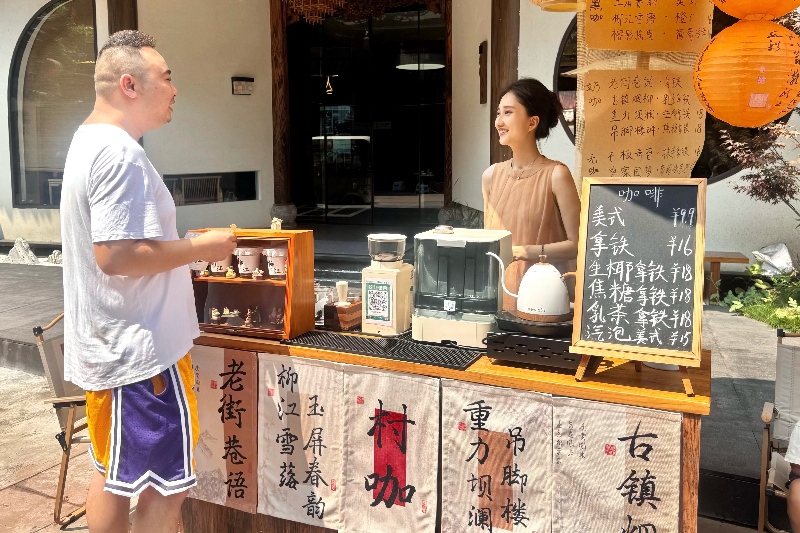鲜佳宏向游客介绍古镇特色