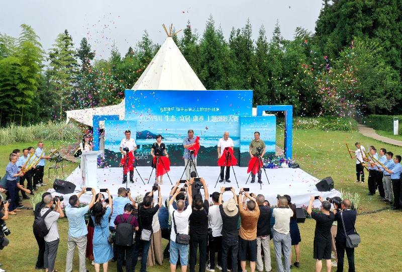 图为仪式现场