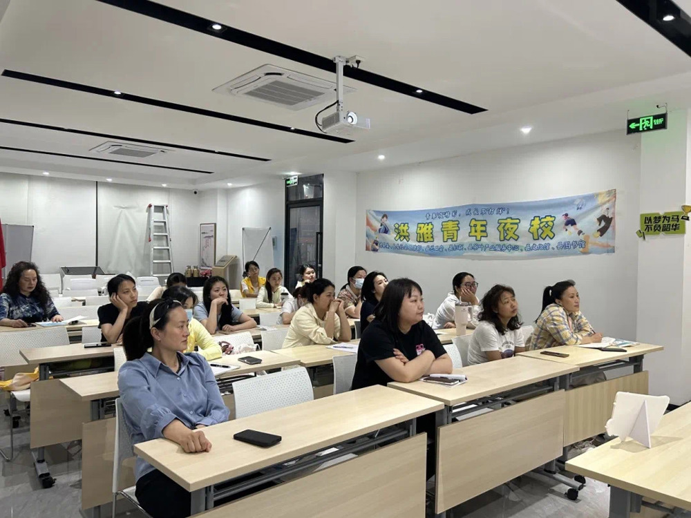 图为青年职工正在培训