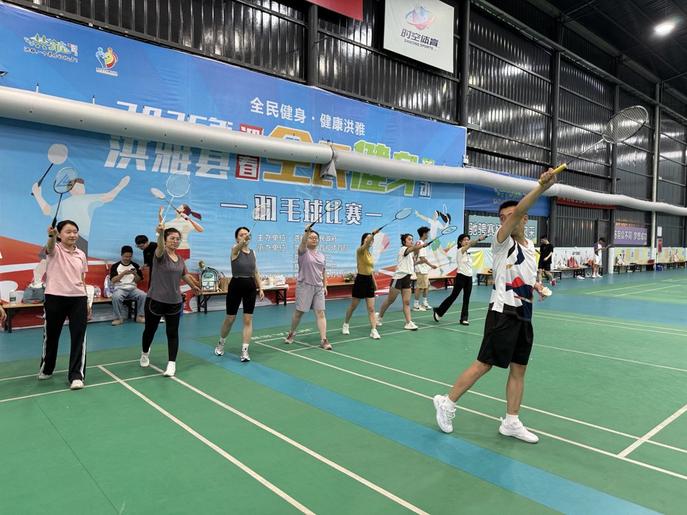 图为青年们正在参加运动