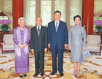 习近平夫妇会见柬埔寨国王西哈莫尼和太后莫尼列