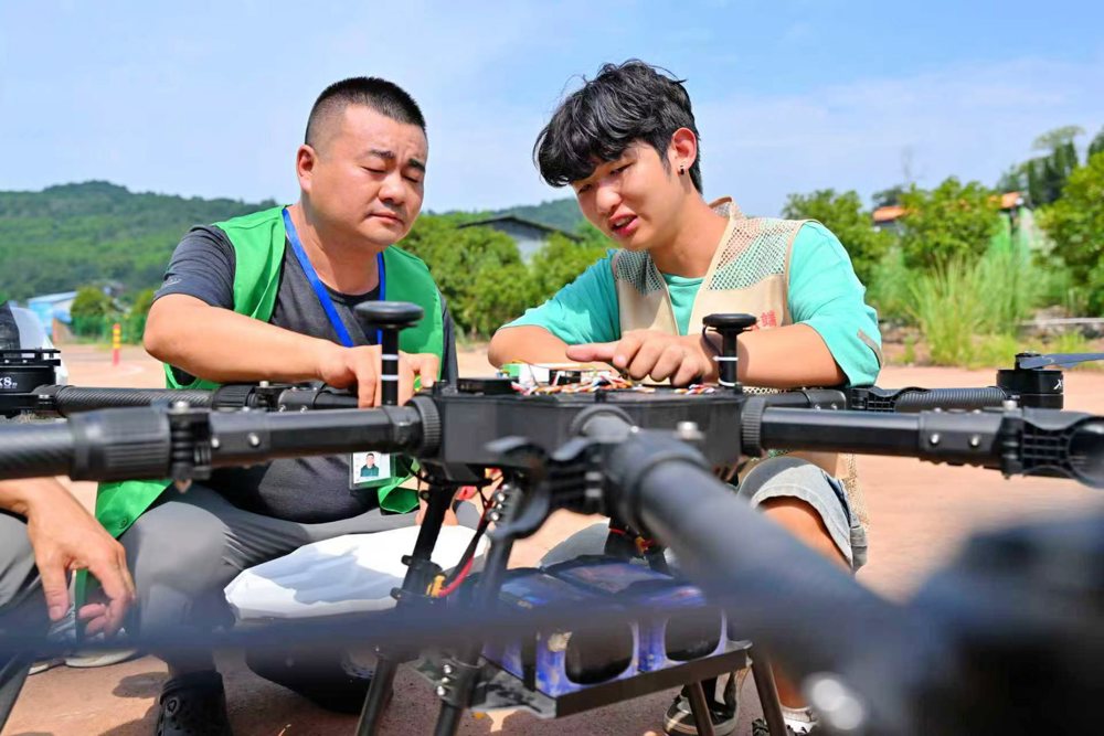 图为教练对学员进行一对一指导