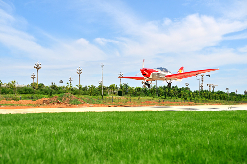一架轻型运动类飞机在黑龙滩首次试飞