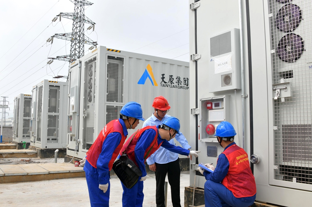 国网四川电力（宜宾）连心桥党员服务队为企业进行安全检查。 王青青 摄