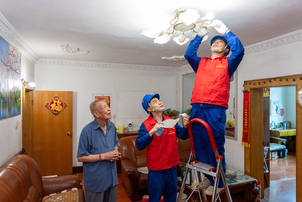 国网四川电力（绵阳）连心桥党员服务队来到绵阳市涪城区绵兴社区和绵州社区帮助在家高龄老人更换故障灯具，排除用电安全隐患。  田海 摄