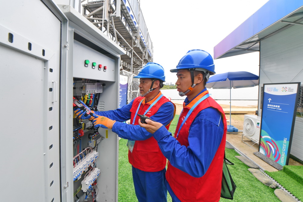 国网四川电力（天府新区）连心桥党员服务队队员对开幕式场地设备进行巡视检查。 陈翔 摄