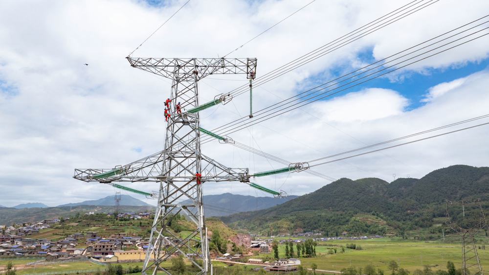 2025年6月30日，攀西电网优化改造工程建成投运。图为党员突击队在进行附件安装和引流线连接工作。 安伟 摄