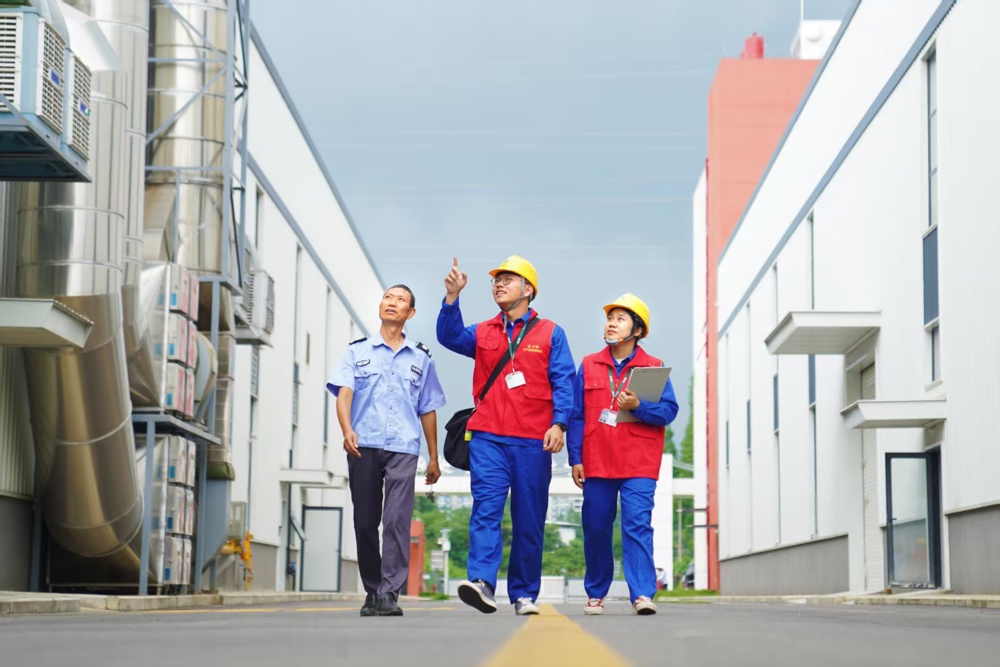 国网四川电力（眉山）连心桥党员服务队队员来到四川广味源有限责任公司，为企业讲宣传分时电价政策，摸排企业用能情况并提供节能建议。 胡晋 摄