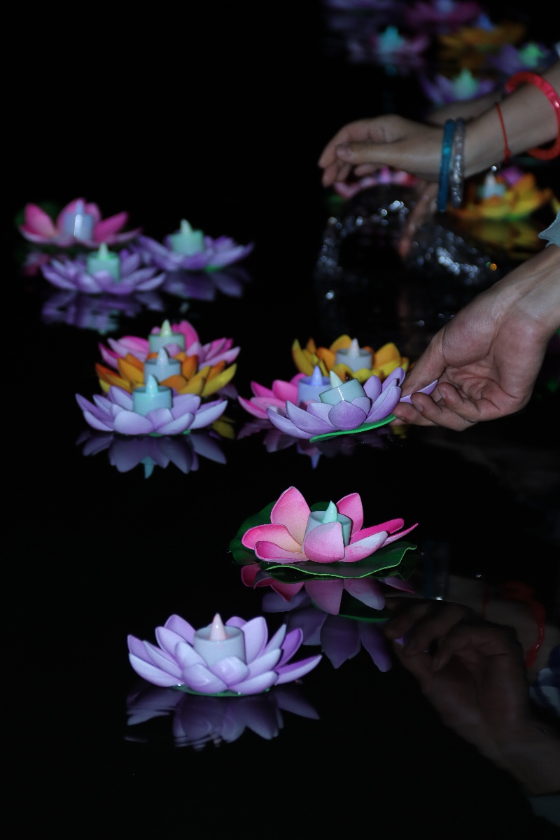 七夕游客在老峨山景区放河灯祈福