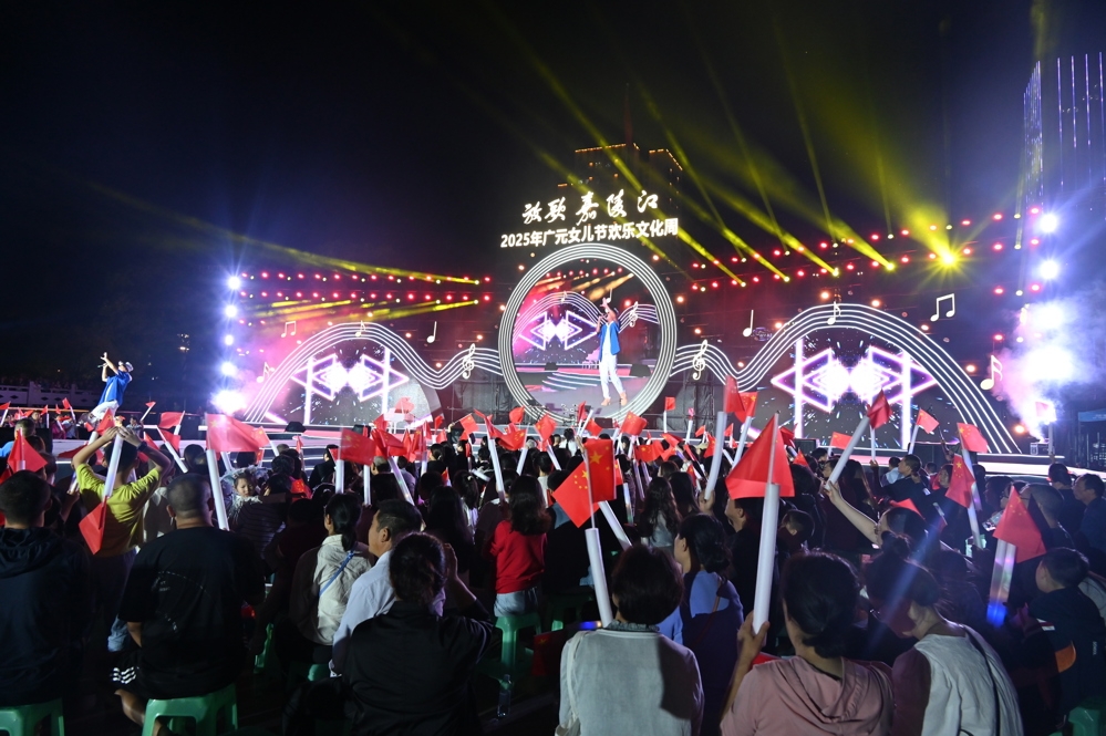 观众和台上歌手互动合唱