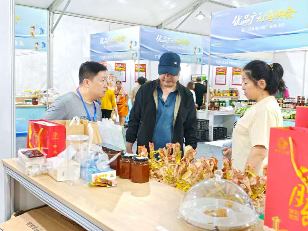 鑫悦食品公司推销员推介中子月饼