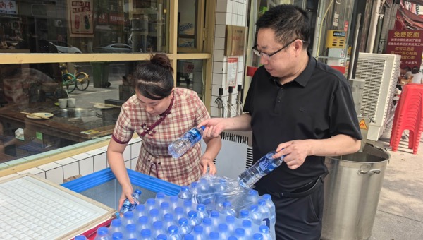 成都爱心冰柜“满月” 800个站点送出45万瓶饮用水