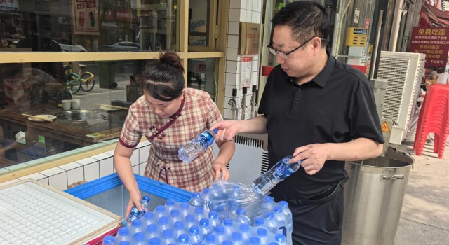成都爱心冰柜“满月” 800个站点送出45万瓶饮用水