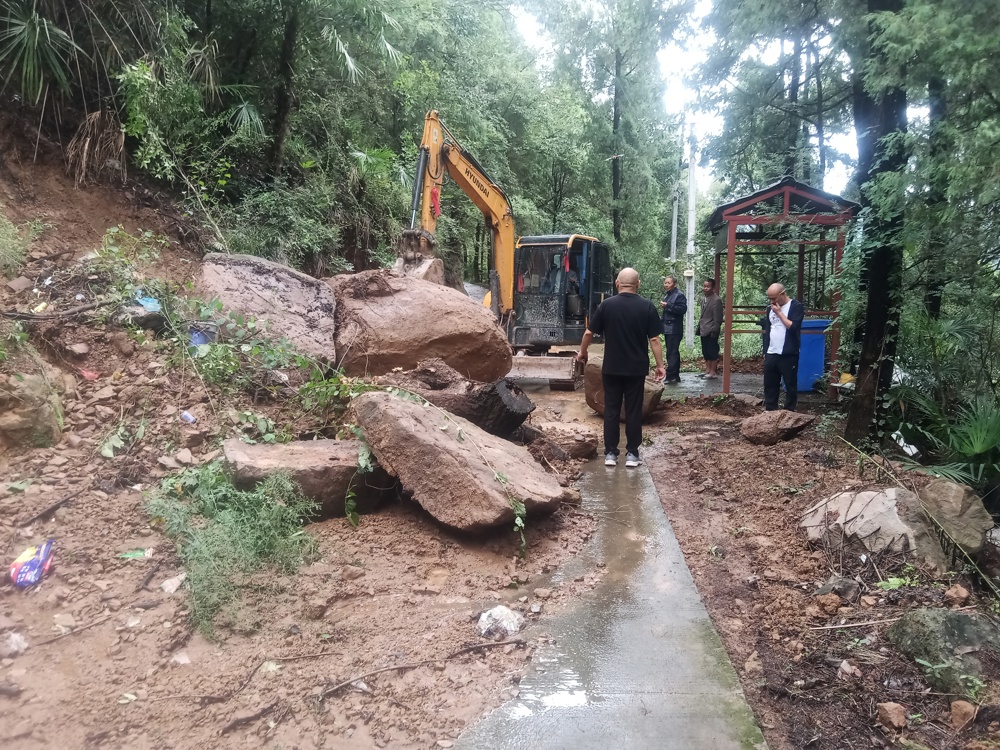 清理塌方的道路路