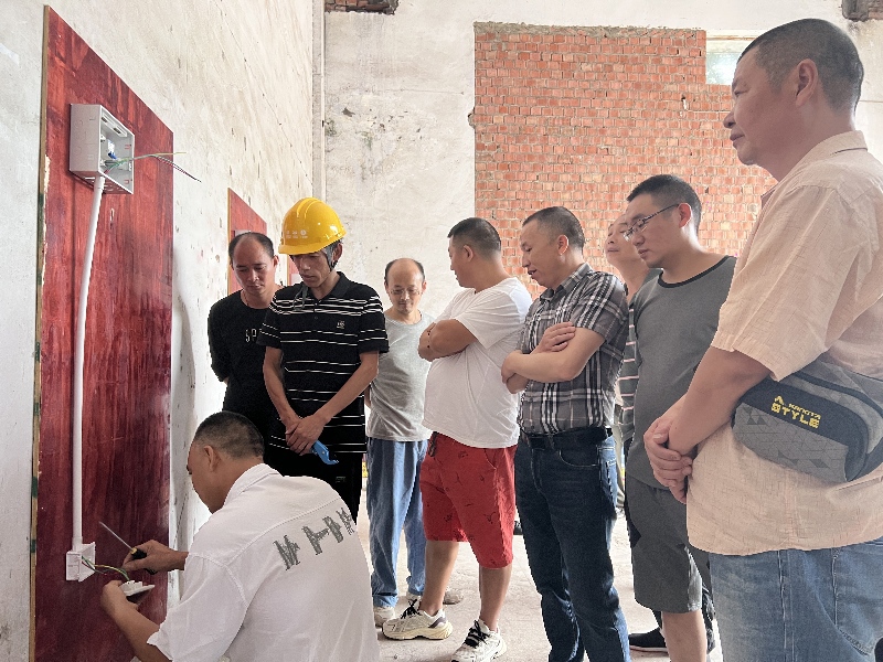 图为劳务人员参加业务培训