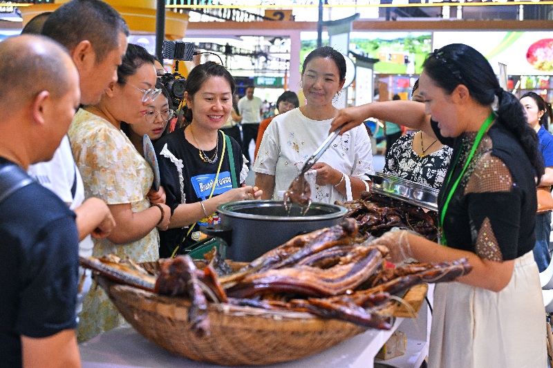 图为游客选购仁寿香肠、腊肉等腌腊制品(潘帅摄) 图为游客选购仁寿香肠、腊肉等腌腊制品(潘帅摄)