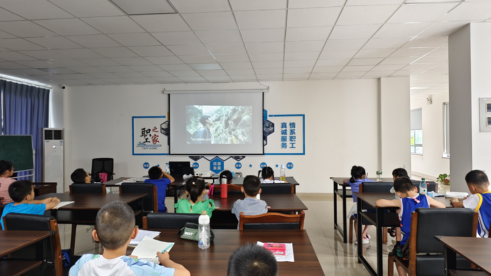 孩子们专注的在托管班里学习（受访单位供图）