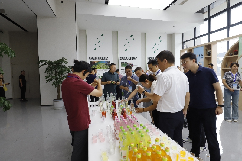 代表观摩食品生物智造园品尝特色美食