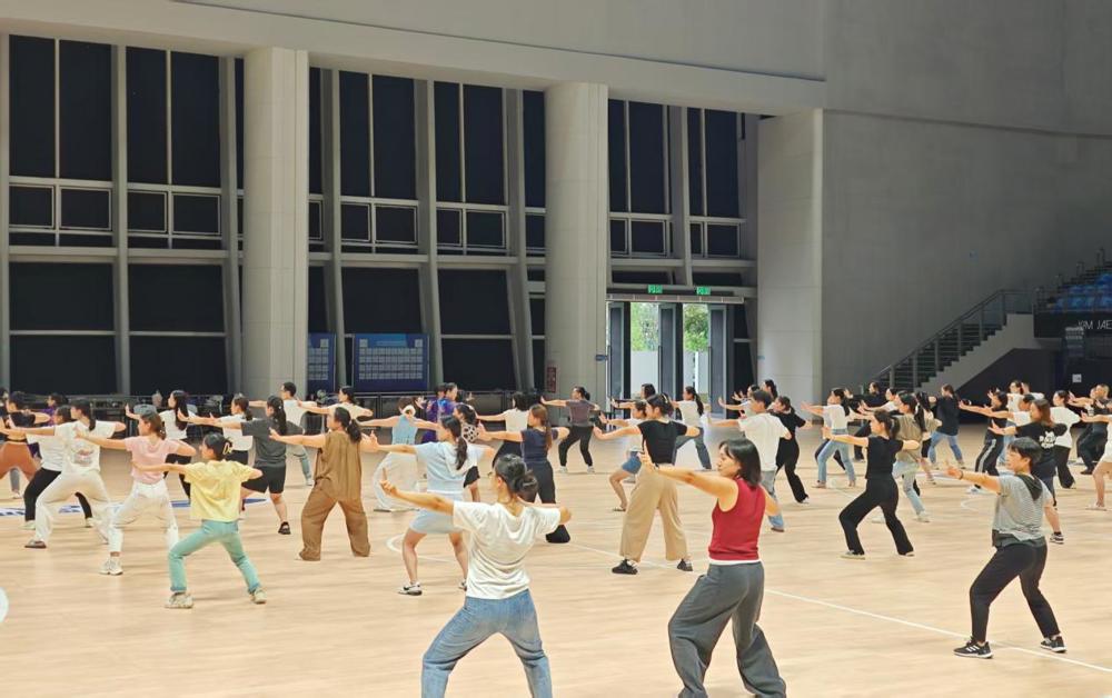 简阳市民集中学习八段锦（受访单位供图）