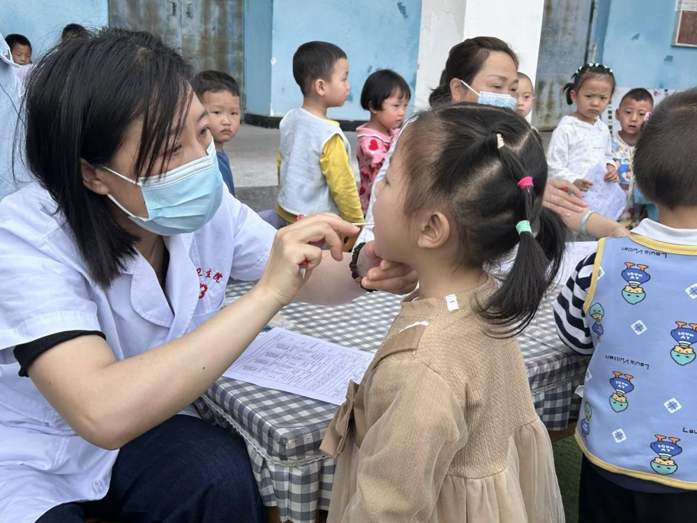 支医主治医师李彩凤和同事在普光中心幼儿园开展幼儿体检