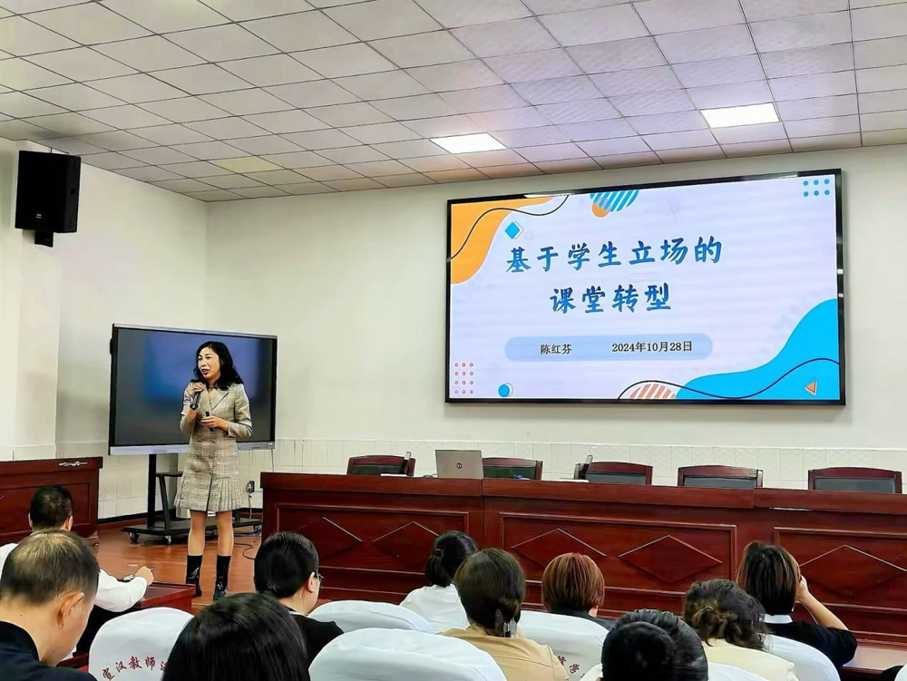 支教副校长陈红芬正在为支教学校老师做教学专题讲