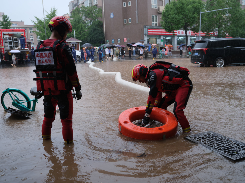 9月16日，四川省森林消防总队特勤大队一中队消防员在成都市天府新区采用大功率水泵进行排涝作业。