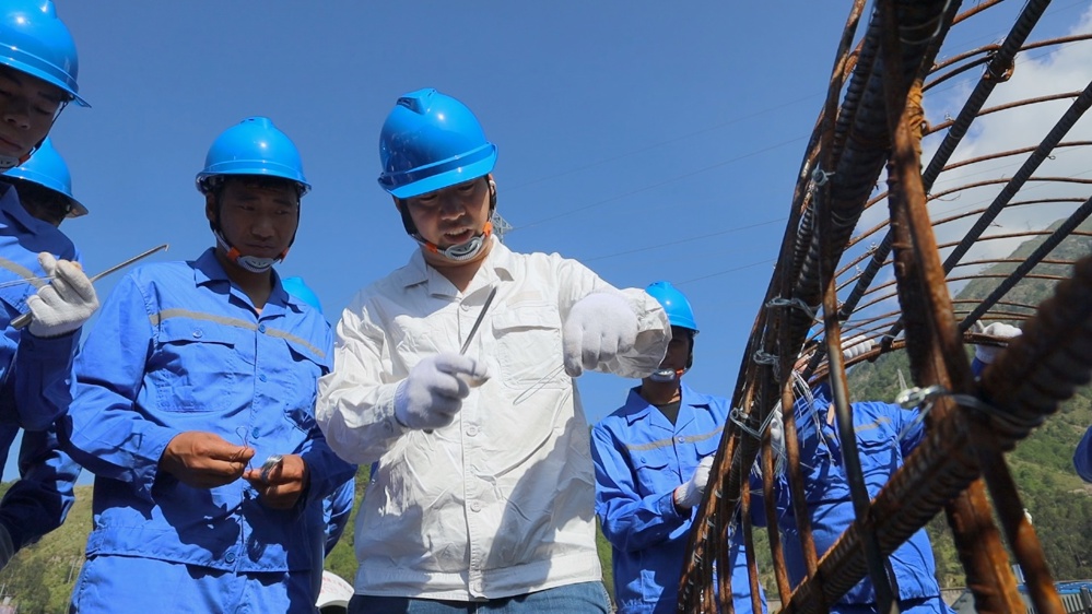 7月26日，国网四川电力培训老师对学员进行实操培训。 施少府 摄