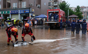 成都暴雨 消防紧急排涝