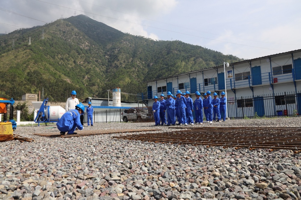7月26日，国网四川电力培训老师对学员进行实操培训。 施少府 摄