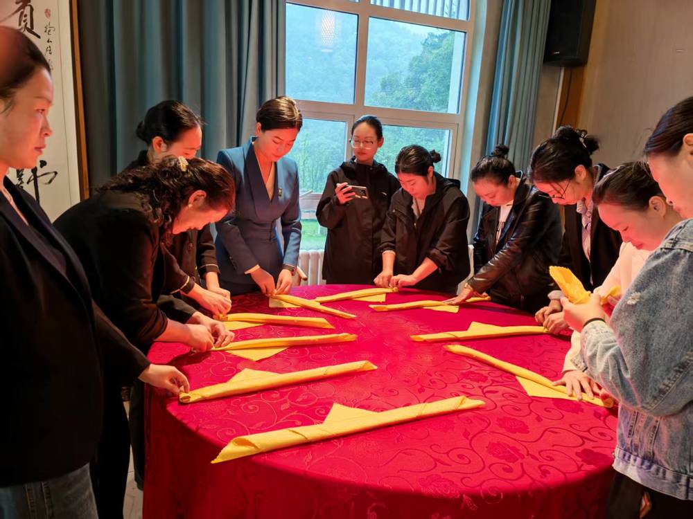 参训学员积极学习民宿管理服务技能