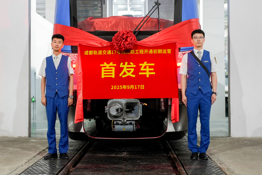 成都轨道交通17号线二期首发车辆（受访单位供图）