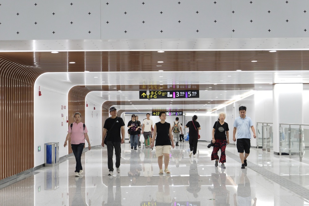 市民乘客走进成都地铁10号线（成都轨道集团供图）