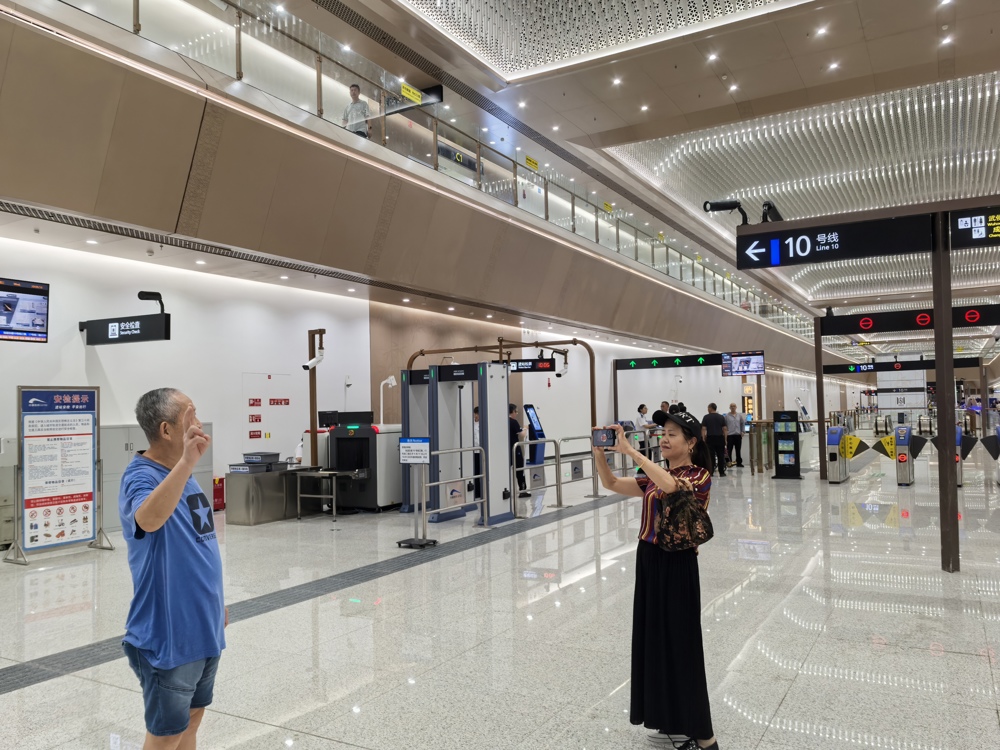 乘客在成都地铁站内拍照打卡（成都轨道集团供图）