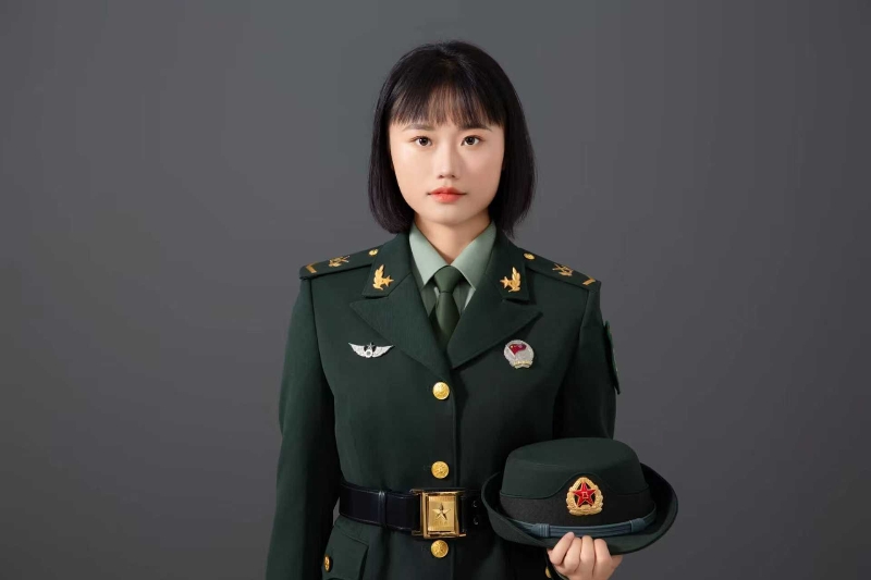 图为着军装的