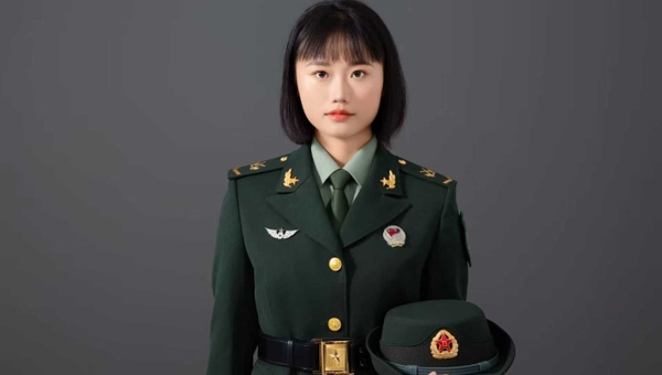 卸戎装不改初心！眉山彭山首位秋季退役女兵载誉归乡
