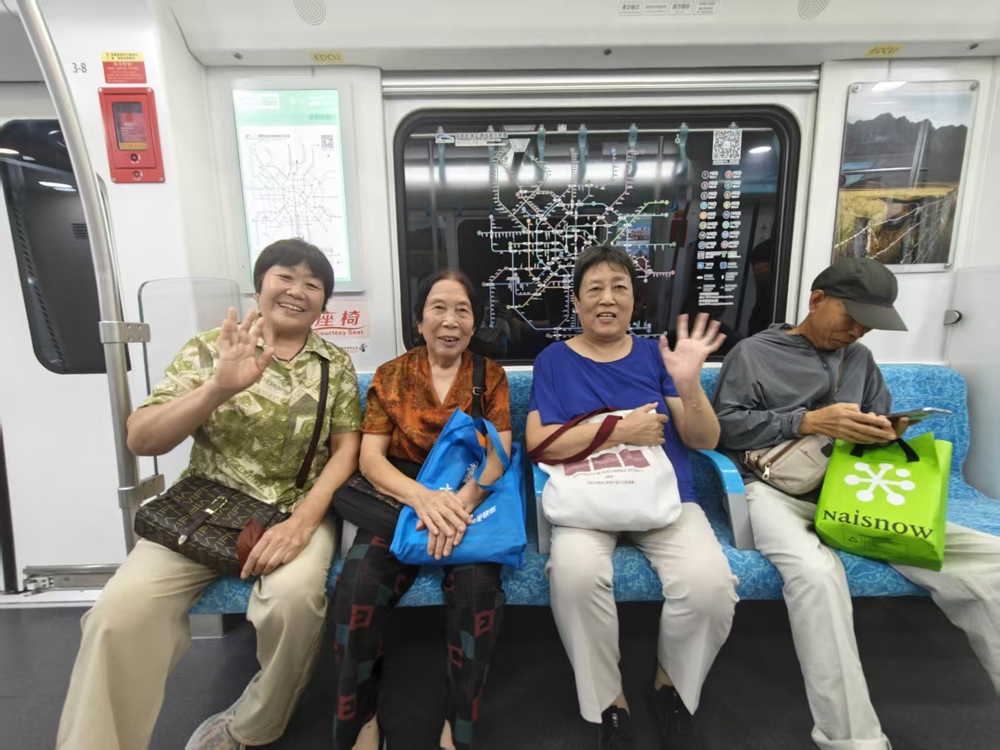 成都地铁17号线二期迎来首批旅客（成都轨道集团供图）