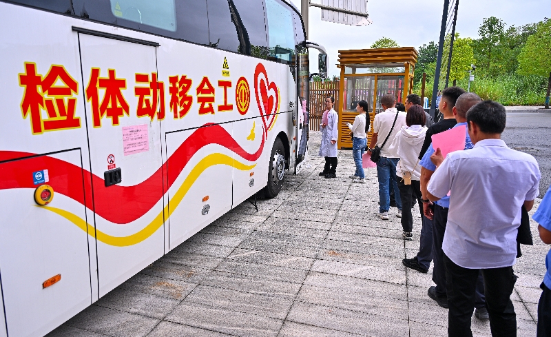 图为新业态从业者排队等候体检（潘帅摄）