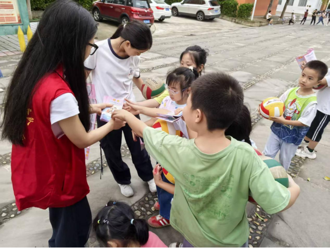 志愿者进校园宣传