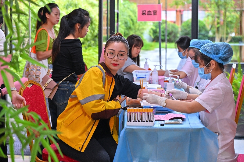 图为外卖骑手正在抽血检查（潘帅摄）