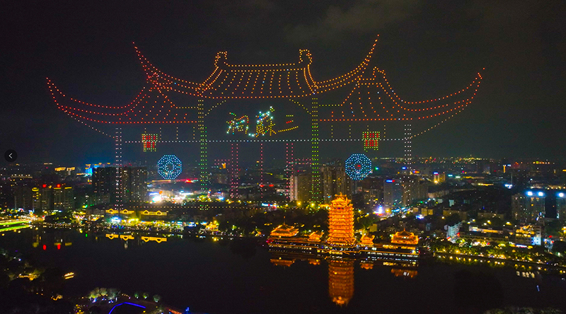 无人机“绘制”出三苏祠形象门 